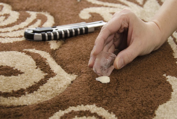 Jak usunąć gumę do żucia z dywanu